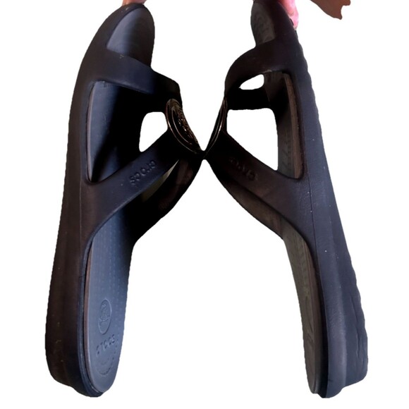 CROCS Sanrah  Women's 11  Gray Black Gold Circle Medallion Slide Low Sandal - Picture 7 of 11